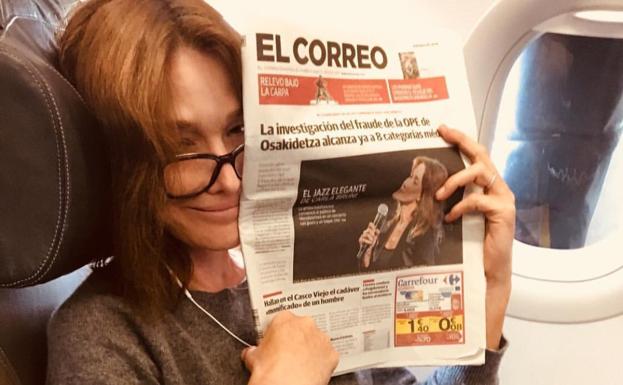 Y Carla Bruni se marchó con EL CORREO bajo el brazo