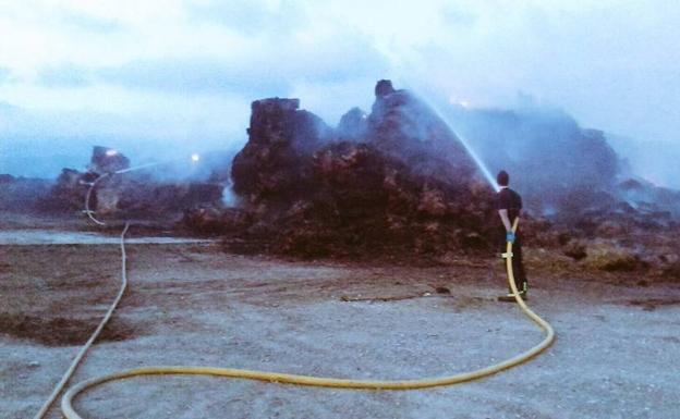 Espectacular vídeo del incendio de una pajera junto al embalse de Ullíbarri-Gamboa