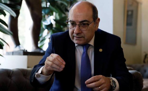 El consejero Darpón paraliza un nombramiento en Osakidetza ante las sospechas de fraude