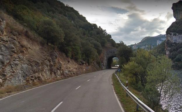 Un motociclista resulta herido grave tras salirse de la calzada en la localidad alavesa de Sobrón