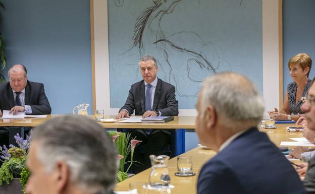 El Gobierno vasco se reúne con la patronal en un ambiente de optimismo por la situación de la economía