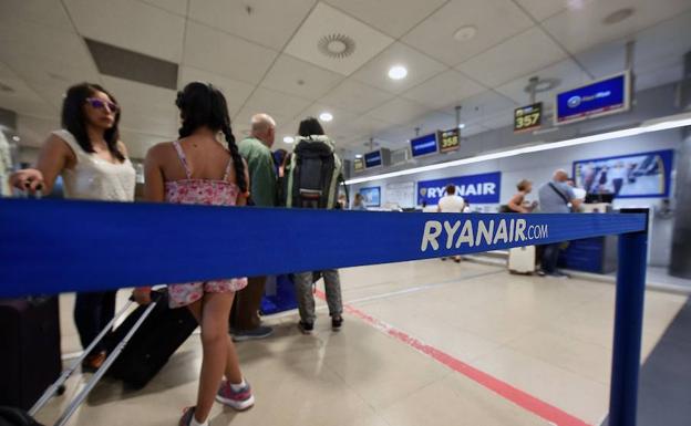 Ryanair responde a la huelga con el preaviso de despido a 100 pilotos y 200 empleados de cabina