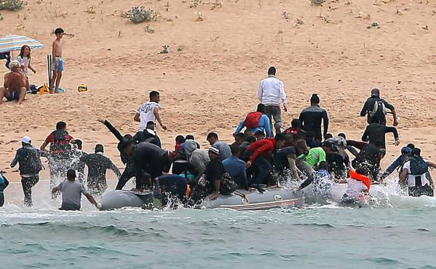 La llegada masiva de pateras persiste en el Estrecho