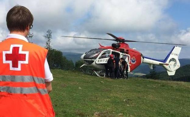 Rescatan en helicóptero a una joven triatleta accidentada en el monte Jarindo de Aramaio