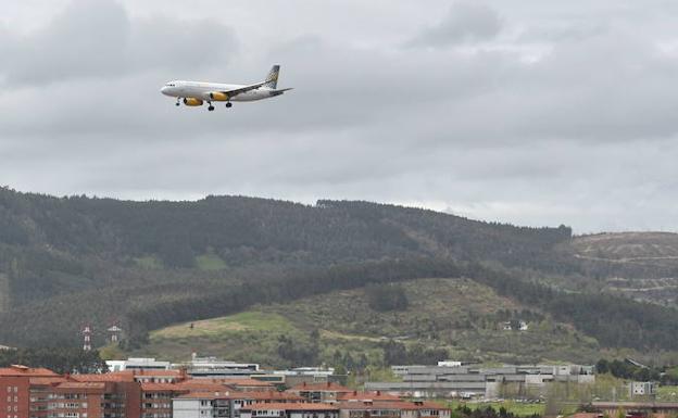 Alcaldes del Txorierri piden que se garantice la seguridad de sus vecinos tras el choque de un avión con un buitre