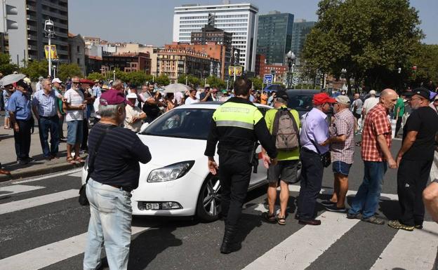 Pensionistas dan un paso más y cortan la carretera en su concentración de los lunes frente al Ayuntamiento de Bilbao