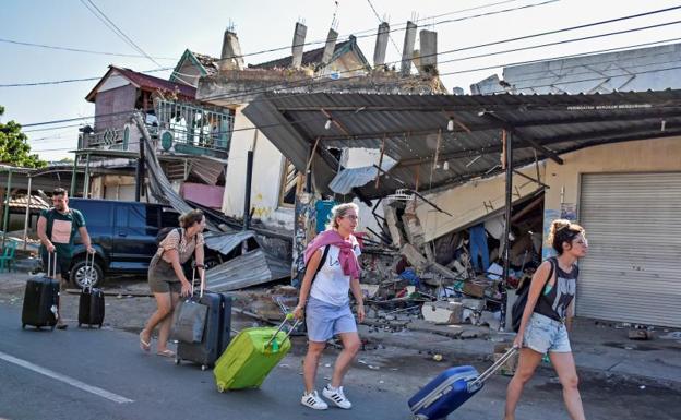 Decenas de españoles intentan salir de Lombok tras el terremoto