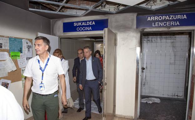 Urkullu visita Txagorritxu para conocer los daños causados por el incendio en la sala de lencería