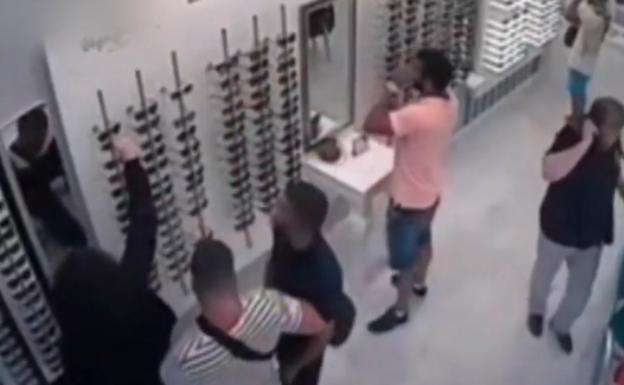 La Manada va a «abonar las gafas a la óptica» en la que robaron en San Sebastián