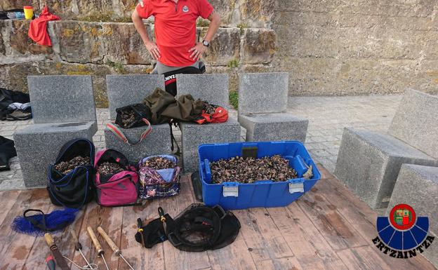 Incautan 75 kilos de percebes a tres pescadores furtivos en San Juan de Gaztelugatxe
