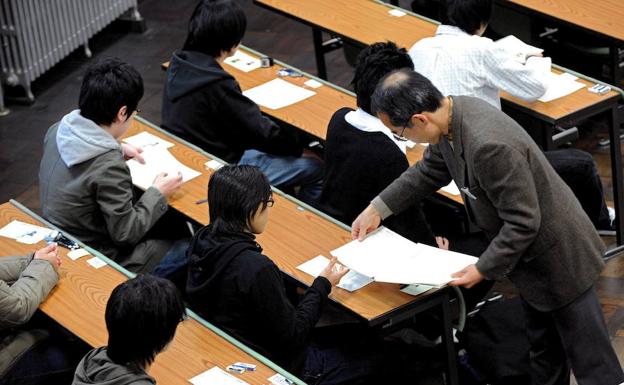 Una universidad japonesa falseó durante años las notas de acceso para que entraran menos mujeres