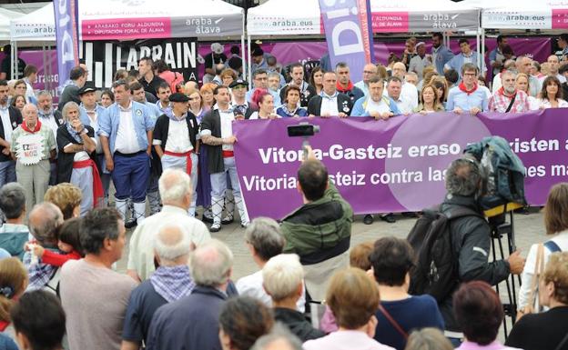 Vitoria guarda quince minutos de silencio contra las agresiones machistas