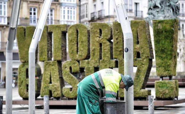 El Ayuntamiento de Vitoria incoa a la contrata de limpieza un expediente por «infracción muy grave»