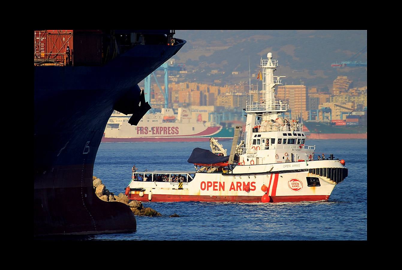 El 'Open Arms' llega al puerto de Algeciras con 87 inmigrantes, 12 de ellos menores