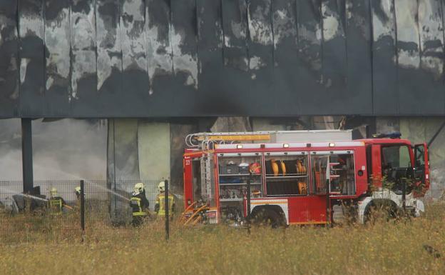 Un incendio calcina la planta de la fábrica de quesos Aldanondo en Salvatierra