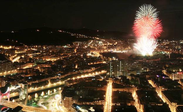 Un espectáculo pirotécnico, una tarta de dos metros y exposiciones para celebrar los 40 años de Aste Nagusia