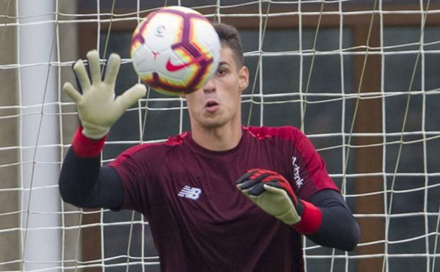 Abonan 250 euros por los guantes de Kepa que sorteaba una peña de Madrid