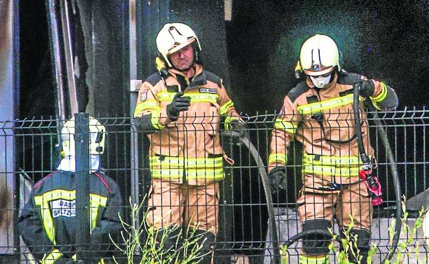 Los bomberos trabajan ya en el enfriamiento de la estructura de la quesería Aldanondo