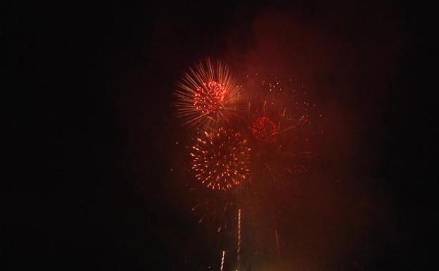 Los alemanes First Class Pyro Events iluminan el cielo de Bilbao