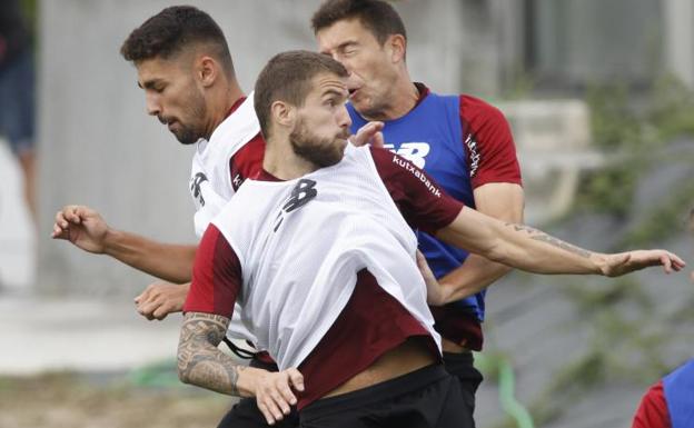 Iñigo Martínez entrena con el grupo