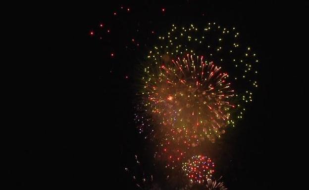 Los fuegos artificiales de Pirotecnia Valenciana despiden la segunda jornada de fiestas