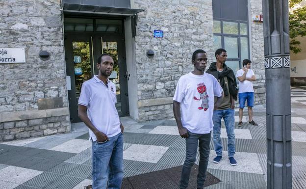 Las instituciones vascas han atendido a 2.507 migrantes desde el 28 de junio