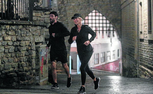 Kraken y Alba, dos 'runners' por el Casco Viejo de Vitoria