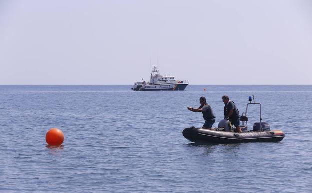 Recuperan en Salobreña un cadáver que estaba bajo el mar atado a unos bidones llenos de arena