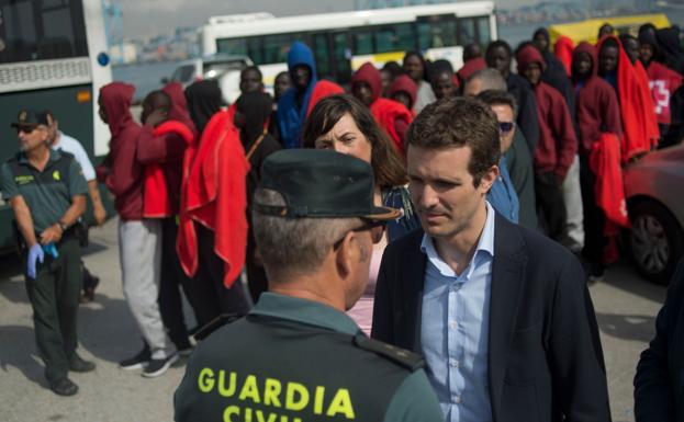 Casado critica los «bandazos» del Gobierno por la devolución de migrantes pero le ofrece su apoyo