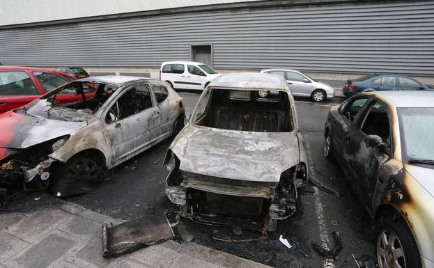 Arden cuatro coches estacionados en la parte trasera del Megapark