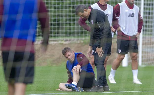 Pequeño susto de Muniain en el entrenamiento