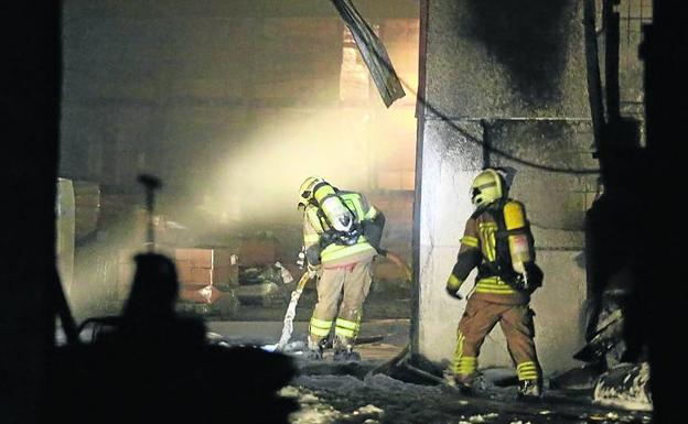 Un incendio calcina el segundo piso de la fábrica de Panadería Lemona