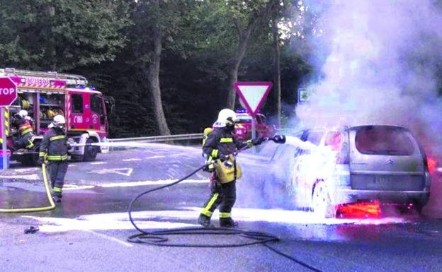 Un conductor logra salir de la A-8 con su furgoneta en llamas