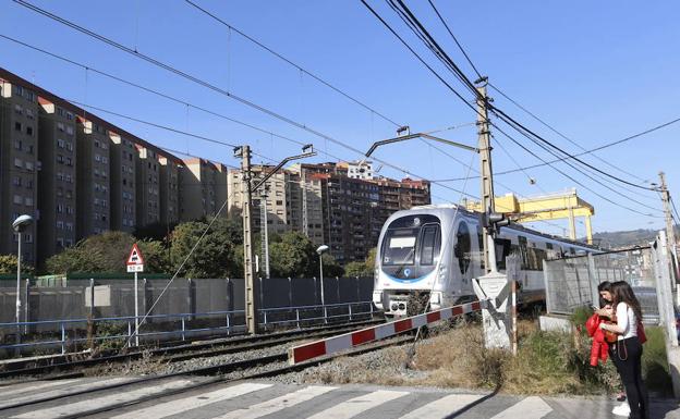 Basauri inicia su batalla para librarse de la brecha que dejan las vías del tren