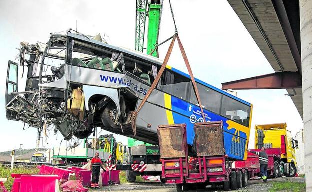 El chófer del autobús siniestrado estuvo once meses de baja por vértigos