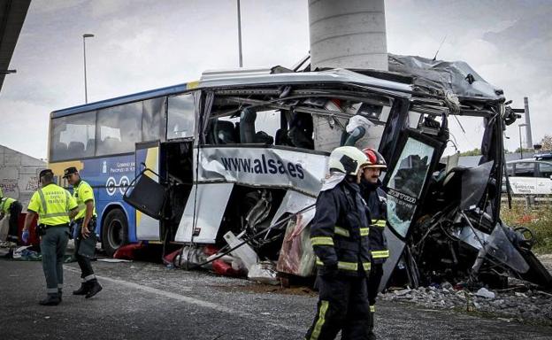 La lectura del tacógrafo descarta la velocidad como causa del accidente del autobús de ­Avilés