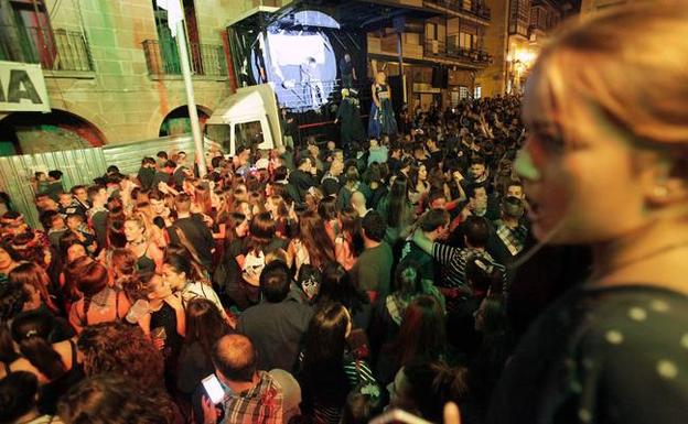 Bermeo recupera el balcón del Consistorio para sus fiestas