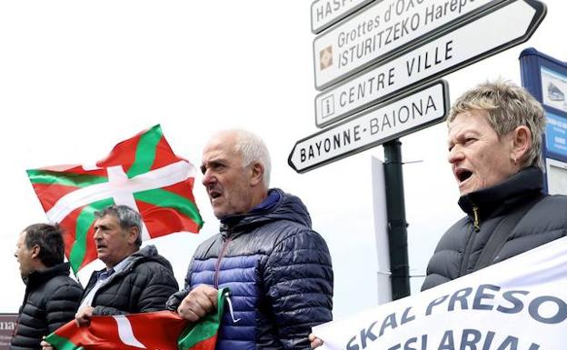 Ex presos de ETA protestan por su inclusión en el fichero francés de terroristas