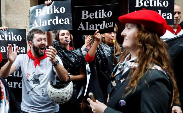 El Alarde mixto desfila en Hondarribia entre plásticos negros y pitidos