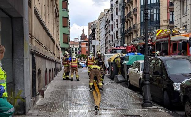 Un incendio sin heridos obliga a desalojar una vivienda en Indautxu