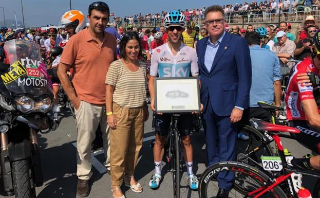 Castroviejo recibe el reconocimiento de Getxo por su difusión del municipio y el deporte