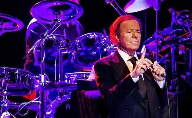 Julio Iglesias reaparece en un concierto en Uzbekistán