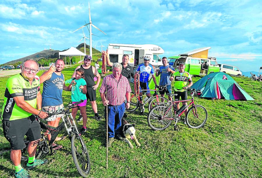 Expectación de los aficionados en el monte Oiz: «Si gana alguien de por aquí, va a ser el no va a más»