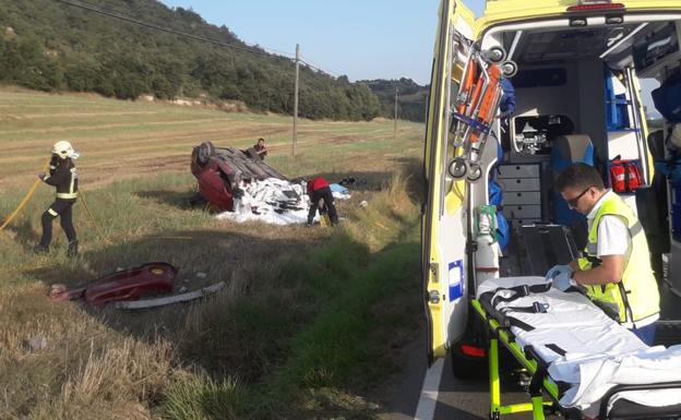 Herido un conductor en Lantarón tras salirse de la calzada el turismo que conducía y quedar atrapado