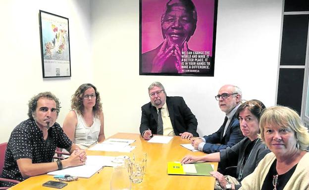 Los sindicatos exigen que médicos de fuera de Euskadi controlen las OPE de Osakidetza