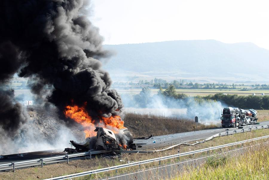 Las fotos del espectacular incendio tras el choque entre dos camiones en Salvatierra (Álava)