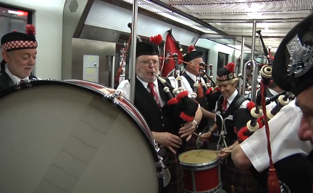 Viaje en metro a ritmo de gaiteros escoceses