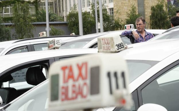 Los taxistas debaten hoy si vuelven a las movilizaciones contra Uber y Cabify