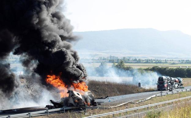 La A-1 mantendrá el 'bypass' en Salvatierra tras el espectacular choque entre dos camiones