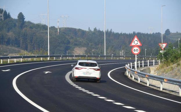 La variante de Ermua libera el último pueblo de Bizkaia al que entraban 9.000 vehículos diarios